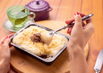 Marmita de escondidinho gratinado da Personal Chefs com ch&aacute; de louro.